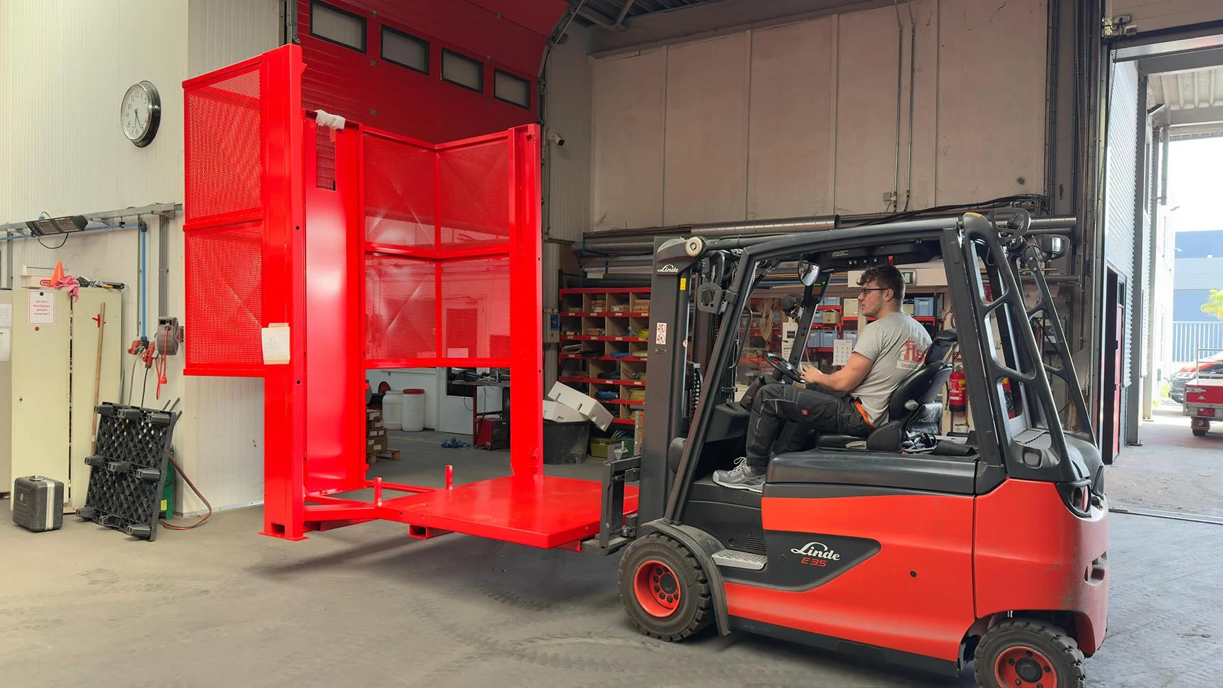 Foto palletiseerder in heftruck website