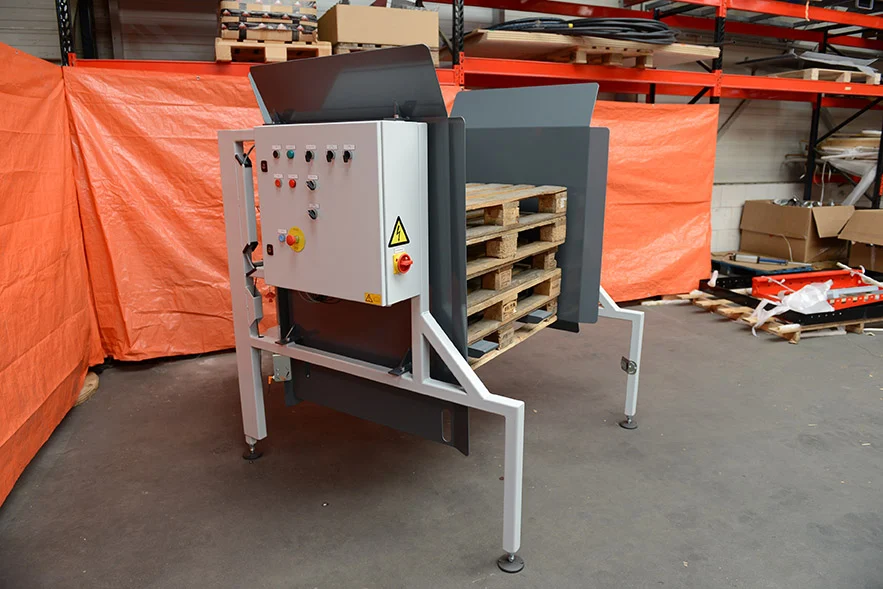 Herdi-palletmagazijn gevuld met lege pallets